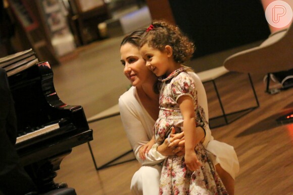 Minna, filha de Guilhermina Guinle, curtiu apresentação de pianista em shopping da Barra da Tijuca, na noite desta quarta-feira, 26 de abril de 2017