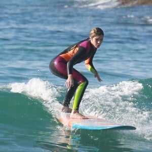 Isabella Santoni é adepta dos esportes ao ar livre e foi fotografada surfando