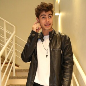 'Acredito que tudo é valido. Depende do tipo de relação que a pessoa estabelece com seu par ou com seus pares. Eu tenho pensamento aberto com essas coisas e acredito em relações sem rótulos', disse Rafael Vitti