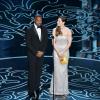 Jessica Biel foi uma das convidadas do Oscar 2014 para entregar a estatueta a premiados este ano