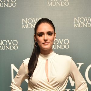 Isabelle Drummond foi alvo de brincadeira ao usar smartphone em cena da novela 'Novo Mundo': 'Inventou o celular em 1817'