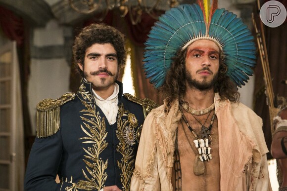 Dom Pedro (Caio Castro) apresenta Joaquim (Chay Suede) como novo funcionário da guarda real, na novela 'Novo Mundo'