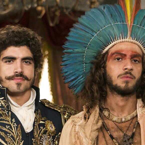 Dom Pedro (Caio Castro) apresenta Joaquim (Chay Suede) como novo funcionário da guarda real, na novela 'Novo Mundo'