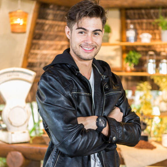 'Consigo estabelecer diálogos com diferentes pessoas. Desde criancinha, que eu me identifico um pouco mais com a idade mental, até pessoas mais velhas', brinca Rafael Vitti sobre namoro com pessoas de idades diversas