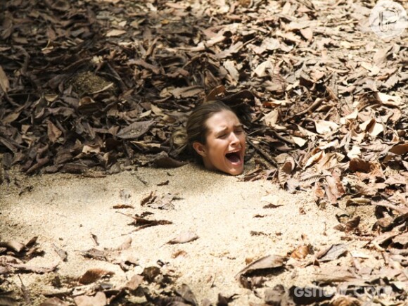 Lili (Juliana Paiva) se desespera e grita por socorro, já quase totalmente submersa pela lama movediça, em 'Além do Horizonte'