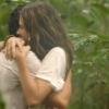 Lili (Juliana Paiva) e William (Thiago Rodrigues) tomaram um banho de chuva juntos e se abraçaram, contentes, em 'Além do Horizonte'