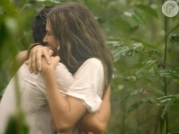 Lili (Juliana Paiva) e William (Thiago Rodrigues) tomaram um banho de chuva juntos e se abraçaram, contentes, em 'Além do Horizonte'