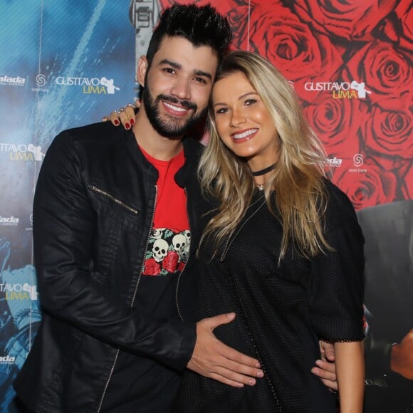 Gusttavo Lima filma filho se mexendo na barriga de Andressa Suita nesta quinta-feira, dia 27 de abril de 2017