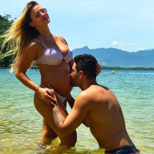 Andressa Suita, aos sete meses de gravidez, foi filmada pelo marido