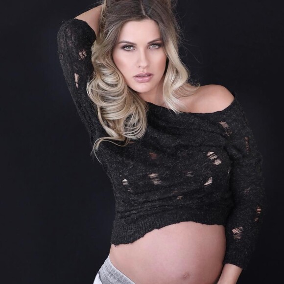 Andressa Suita teve sua barriga filmada pelo marido quando estava sentada
