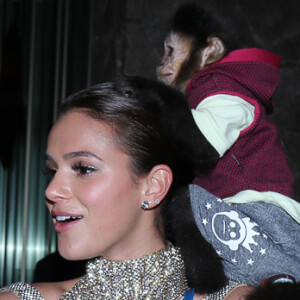 Bruna Marquezine se encantou com um macaco na chegada do baile de gala da amfAR