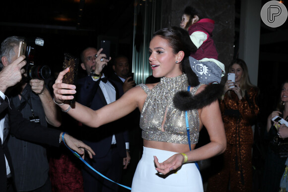 Bruna Marquezine se encantou com um macaco na chegada do baile de gala da amfAR