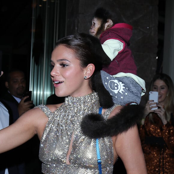 Bruna Marquezine se encantou com um macaco na chegada do baile de gala da amfAR