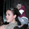 Bruna Marquezine brincou com um macaco ao chegar no baile de gala da amfAR