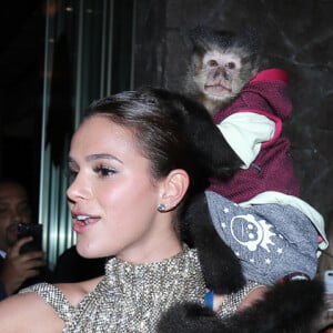 Bruna Marquezine brincou com um macaco ao chegar no baile de gala da amfAR