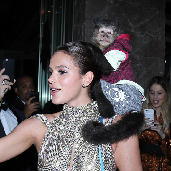 Bruna Marquezine brincou com um macaco ao chegar no baile de gala da amfAR