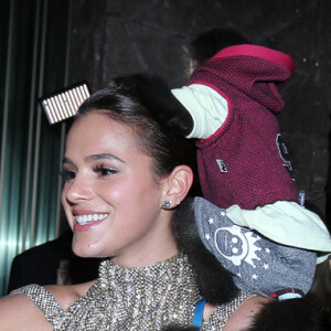 Além de brincar com um macaco, Bruna Marquezine se empolgou com o arremate de Sabrina Sato por foto com Kim Kardashian