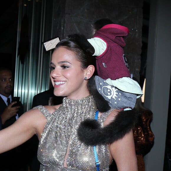 Além de brincar com um macaco, Bruna Marquezine se empolgou com o arremate de Sabrina Sato por foto com Kim Kardashian