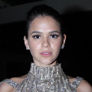 Bruna Marquezine curtiu shows de Preta Gil e Anitta e acabou o evento descalça: 'Pensa em pessoa feliz'