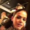 Bruna Marquezine brincou com um macaco ao chegar no baile de gala da amfAR, na noite desta quinta-feira, 27 de abril de 2017: 'Ai, meu cabelo!'