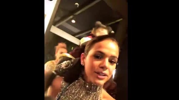 Bruna Marquezine brincou com um macaco ao chegar no baile de gala da amfAR, na noite desta quinta-feira, 27 de abril de 2017: 'Ai, meu cabelo!'