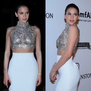 Bruna Marquezine escolheu um look Carlos Miele, deixando a barriguinha de fora, para prestigiar o evento