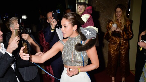 Bruna Marquezine se diverte com macaco no baile da amfAR: 'Ai, meu cabelo'.Vídeo
