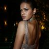Bruna Marquezine mostra decote nas costas do seu look no baile de gala amfAR