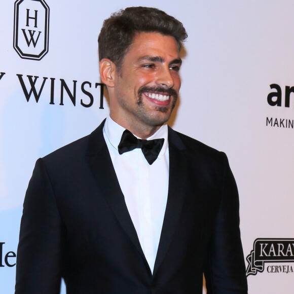 Cauã Reymond usou smoking Armani para ir ao baile amfAR