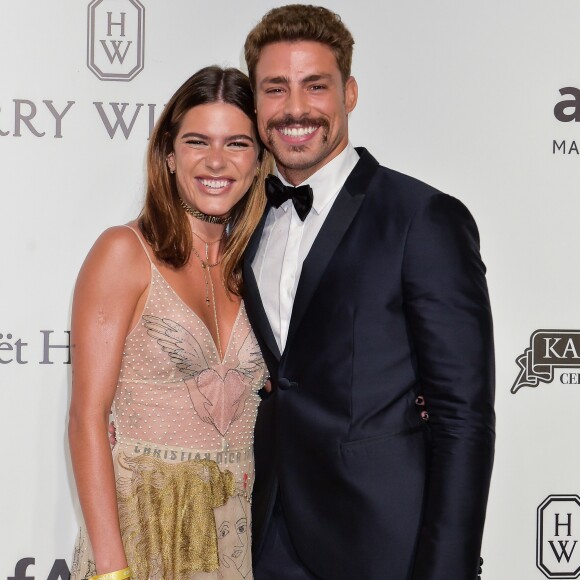 Mariana Goldfarb e Cauã Reymond posam no baile de gala da amfAR, em abril de 2017