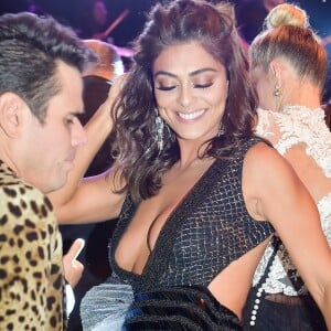 Juliana Paes se divertiu e esbanjou boa forma no baile de gala da amfAR, em abril de 2017