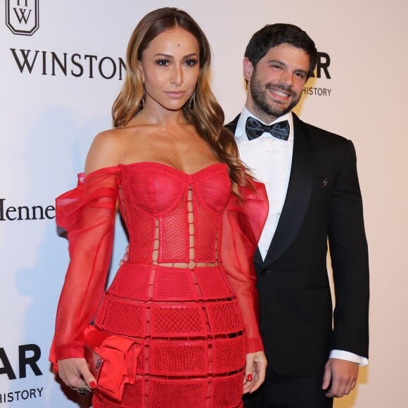 Sabrina Sato foi acompanhada do namorado, o ator Duda Nagle, para o baile de gala da amfAR, realizado na noite desta quinta-feira (27), em São Paulo