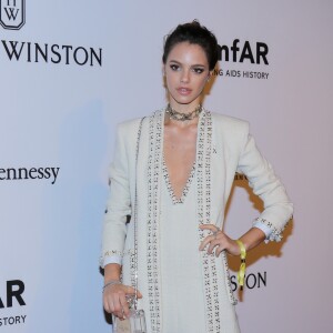 Laura Neiva vestiu Chanel no baile de gala do amfAR, realizado na noite desta quinta-feira (27), em São Paulo