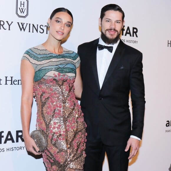 Débora Nascimento e José Loreto no baile de gala da amfAR, realizado na noite desta quinta-feira (27), em São Paulo