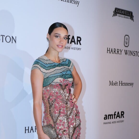 Débora Nascimento vestiu Fabiana Milazzo no baile de gala do amfAR, realizado na noite desta quinta-feira (27), em São Paulo