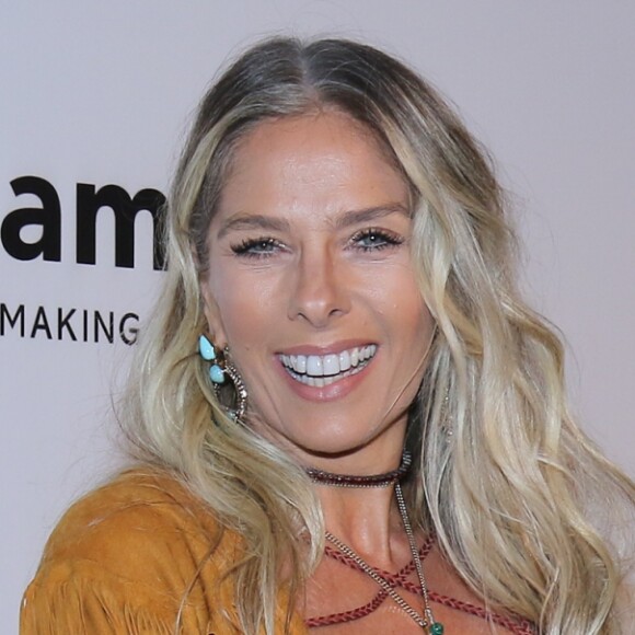 Adriane Galisteu se entregou ao estilo boho no baile de gala do amfAR, realizado na noite desta quinta-feira (27), em São Paulo