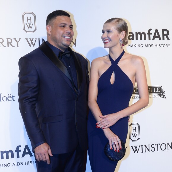 Ronaldo e a namorada, a modelo Celina Locks, no baile de gala do amfAR, realizado na noite desta quinta-feira (27), em São Paulo