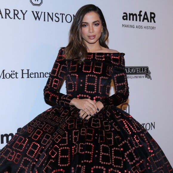 Anitta optou por um vestido armado para o baile de gala da amfAR, realizado na noite desta quinta-feira (27), em São Paulo