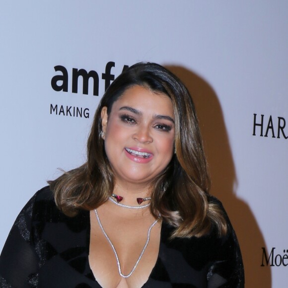 Preta Gil usou um decote generoso no baile de gala da amfAR, realizado na noite desta quinta-feira (27), em São Paulo