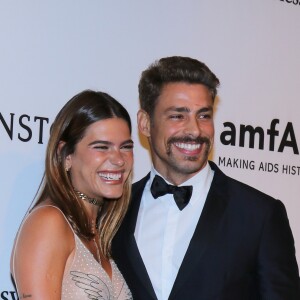 Mariana Goldfarb foi ao baile de gala da amfAR acompanhada de Cauã Reymond na noite desta quinta-feira, 27 de abril de 2017