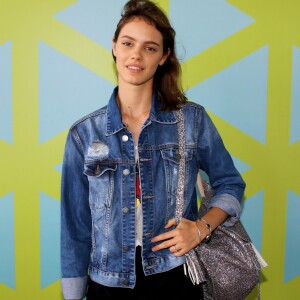 Laura Neiva sempre aposta em looks confortáveis em evento