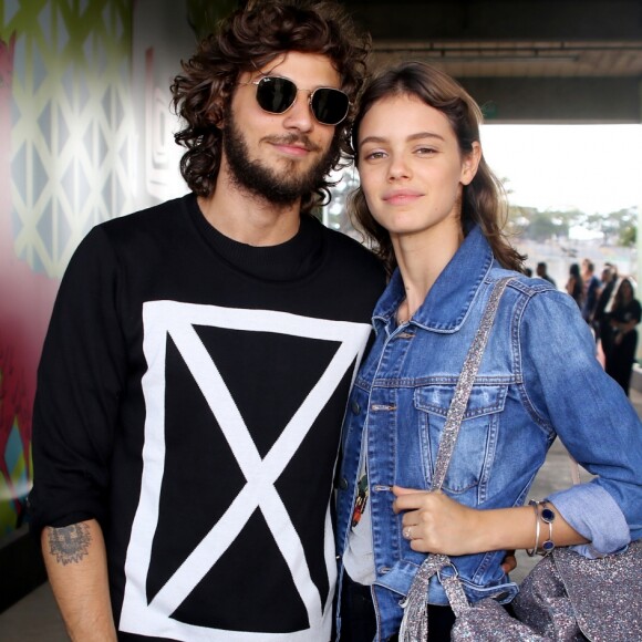 Laura Neiva foi com Chay Suede ao festival Lollapalooza, em São Paulo