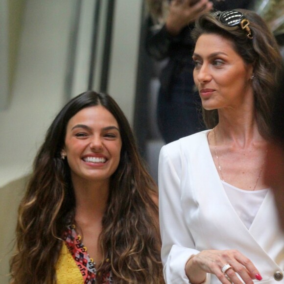 Isis Valverde e Maria Fernanda Cândido passeiam em shopping na pele de Ritinha e Joyce