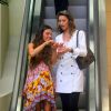 Ritinha (Isis Valverde) interage com Joyce (Maria Fernanda Cândido) durante tarde de compras