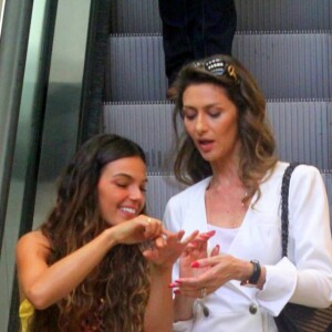 Ritinha (Isis Valverde) interage com Joyce (Maria Fernanda Cândido) durante tarde de compras