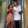 Ritinha (Isis Valverde) e Joyce (Maria Fernanda Cândido) conversam sobre aneis em shopping