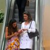 Joyce (Maria Fernanda Cândido) vai levar Ritinha (Isis Valverde) para um passeio no shopping