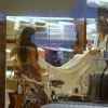 Isis Valverde e Maria Fernanda Cândido entram em loja para gravações de 'A Força do Querer'