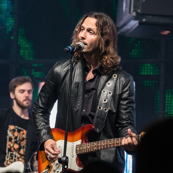 Gui (Vladimir Brichta) é beijado por Mariane (Ana Cecília) quando a mulher invade seu palco, no capítulo que vai ao ar quarta-feira, dia 10 de maio de 2017, na novela 'Rock Story'