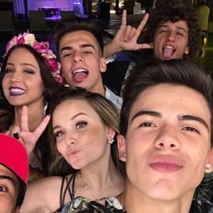 Larissa Manoela e Thomaz Costa, após negarem romance, viajam com amigos para aniversário de Mharessa Fernandes nesta sexta-feira, dia 28 de abril de 2017